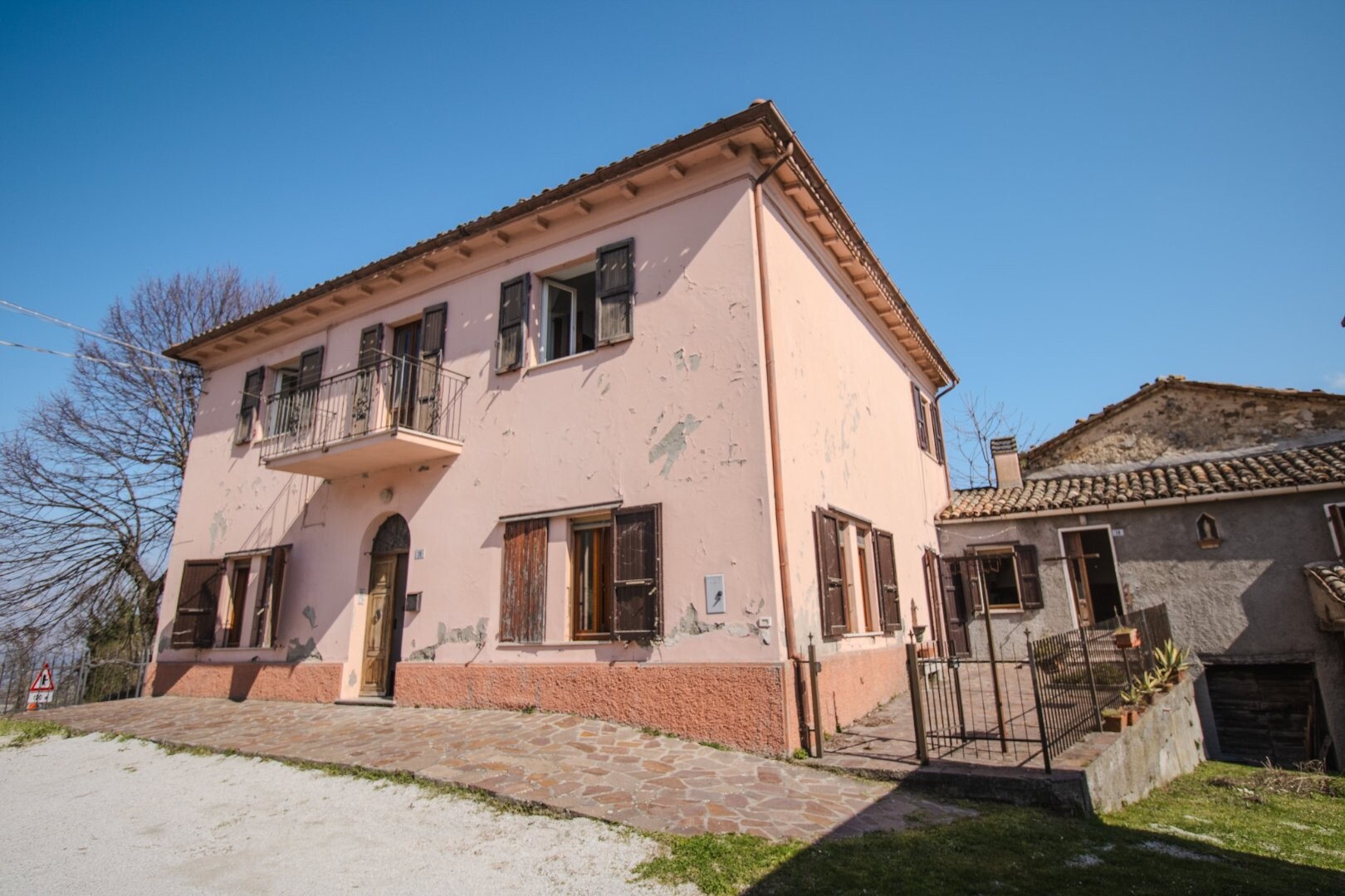 Facciata principale edificio rosa