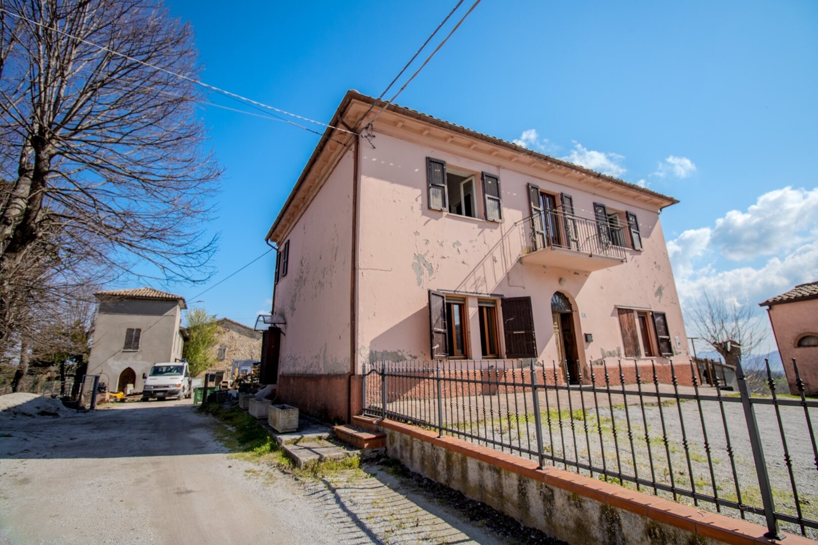 Accesso esterno e recinzione