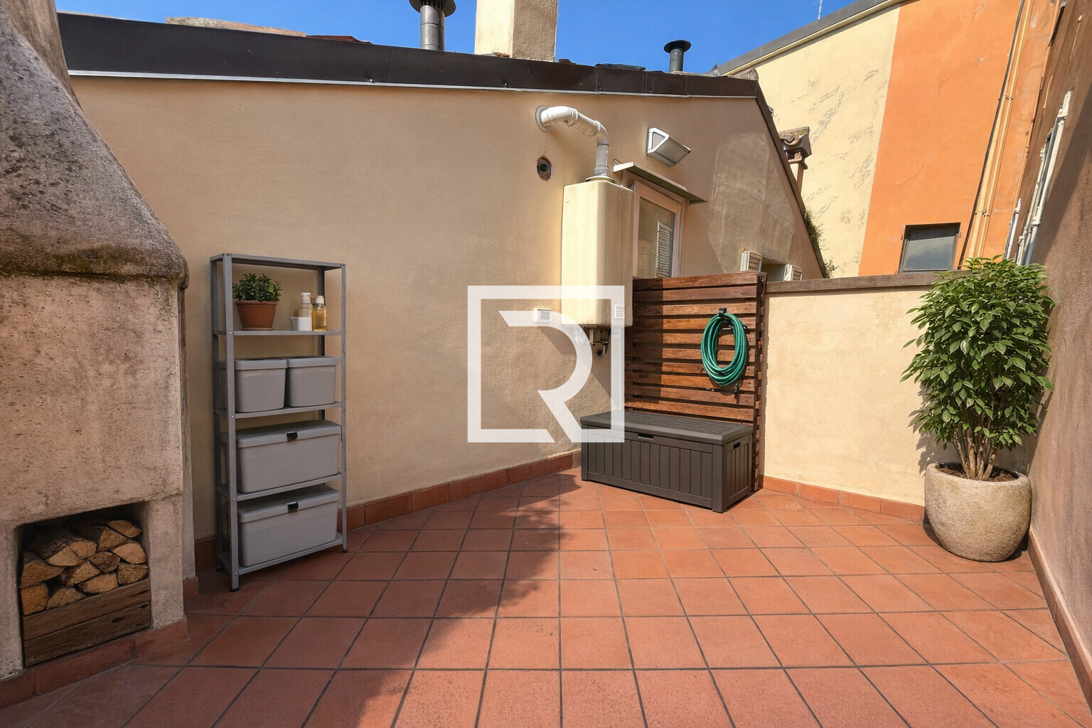 Terrazza soleggiata con barbecue e piante