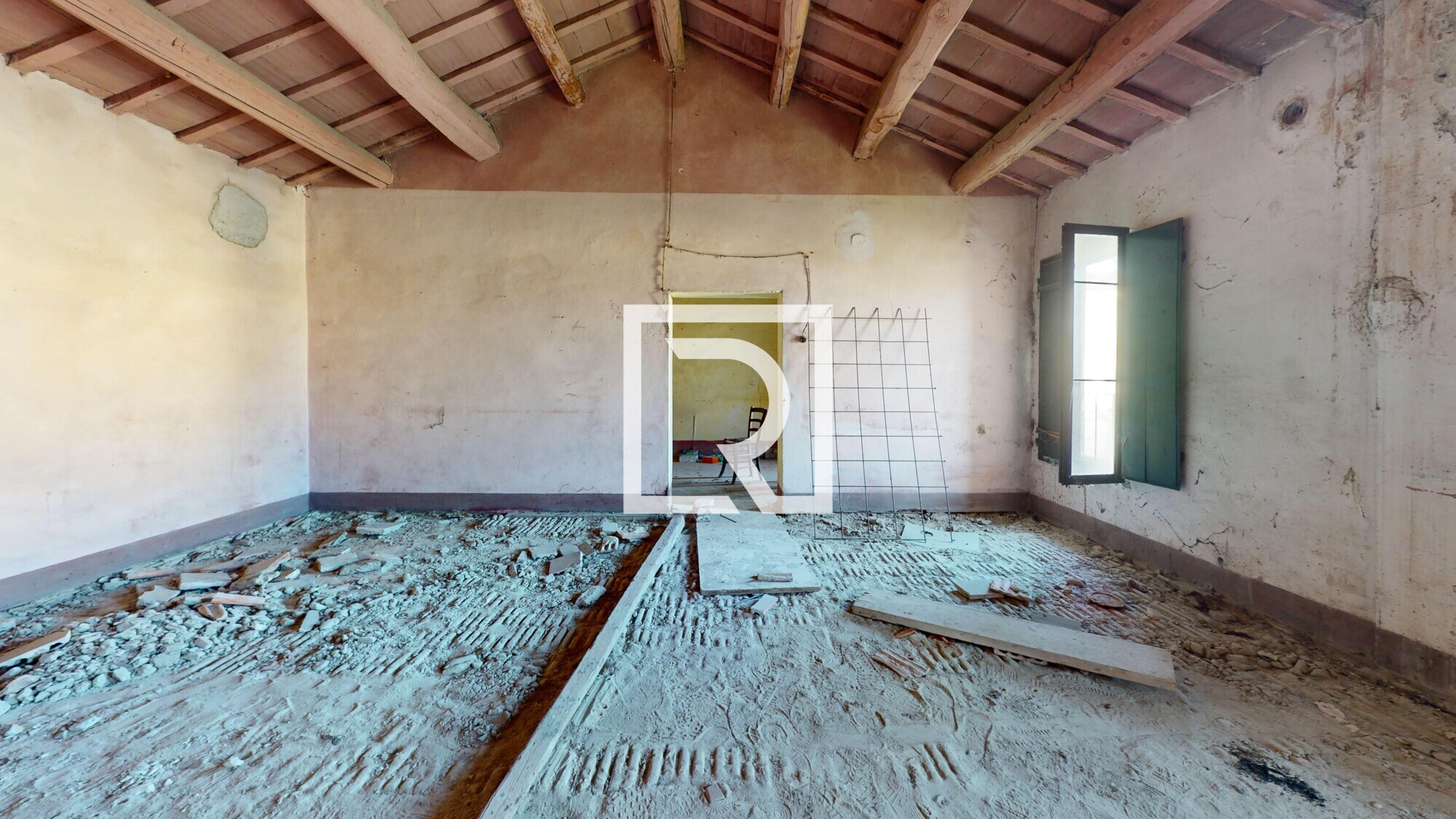 Rustico-con-fienile-da-ristrutturare-in-un-lotto-di-2500-mq-Living-Room
