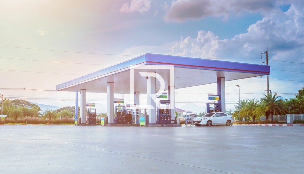 distributore di carburanti_GI_838454790 jpg