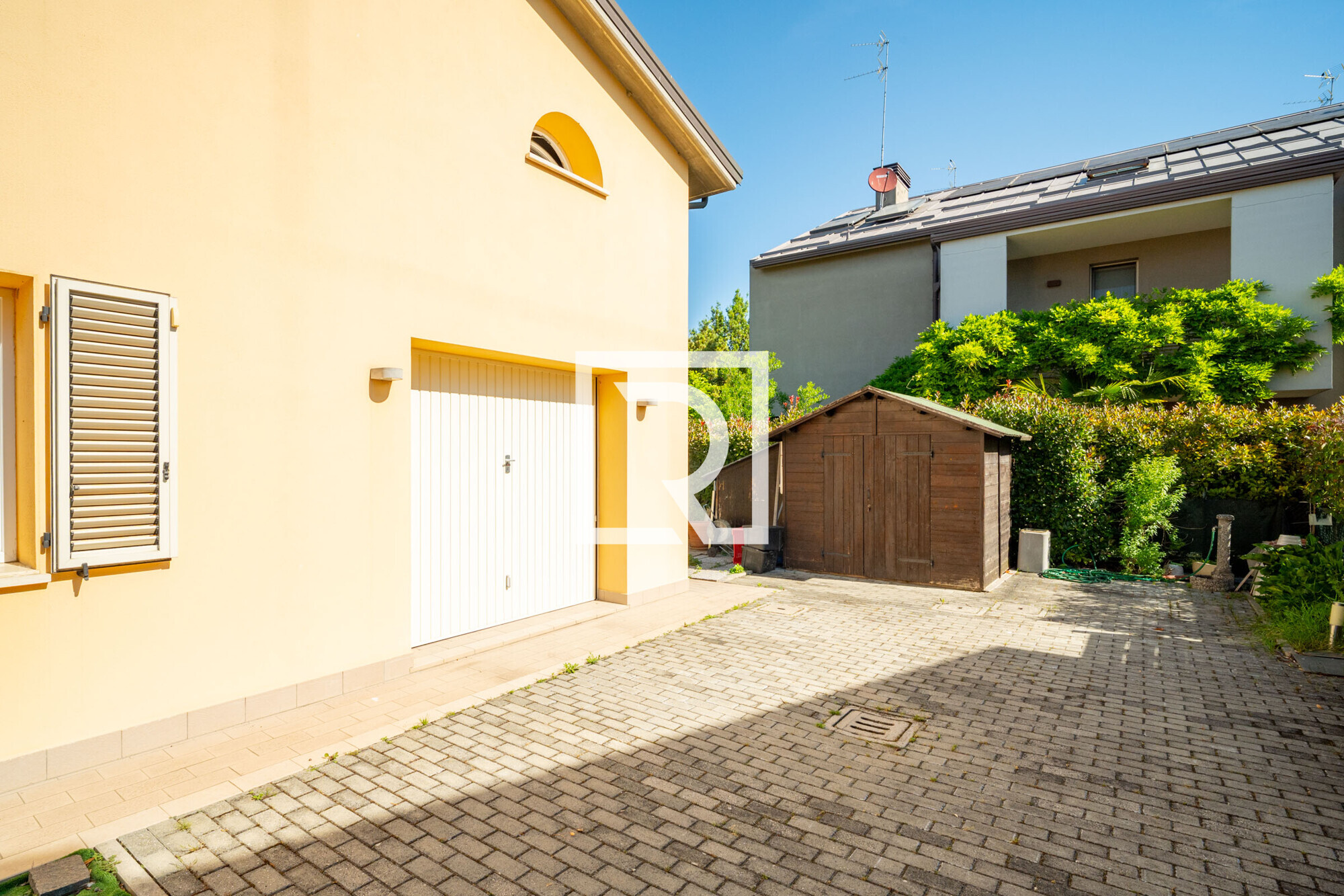 GARAGE