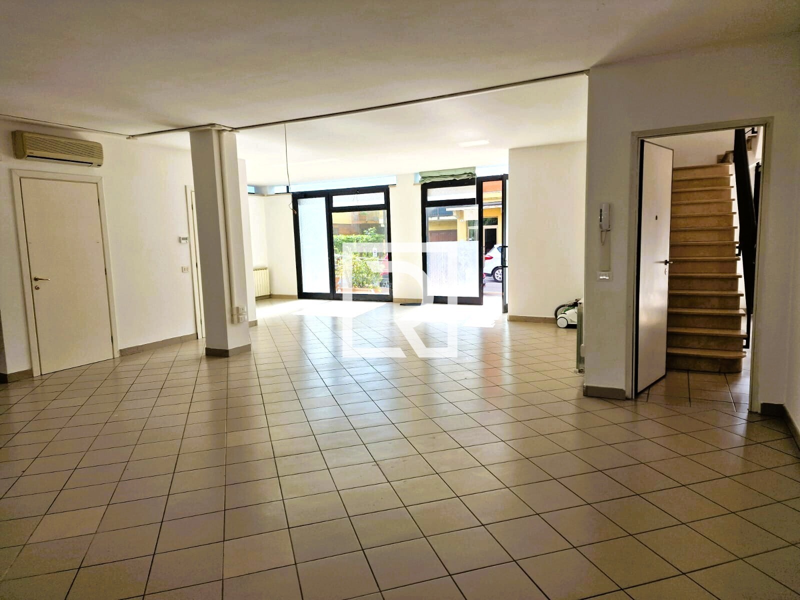 ufficio 1 vista ingresso interno