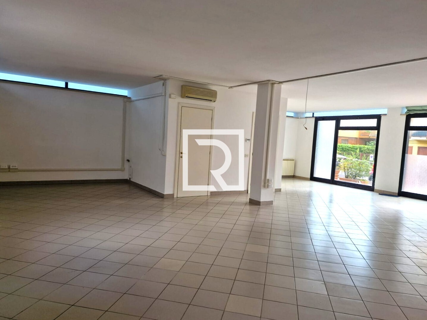 ufficio 1 vista dalla porta condominiale
