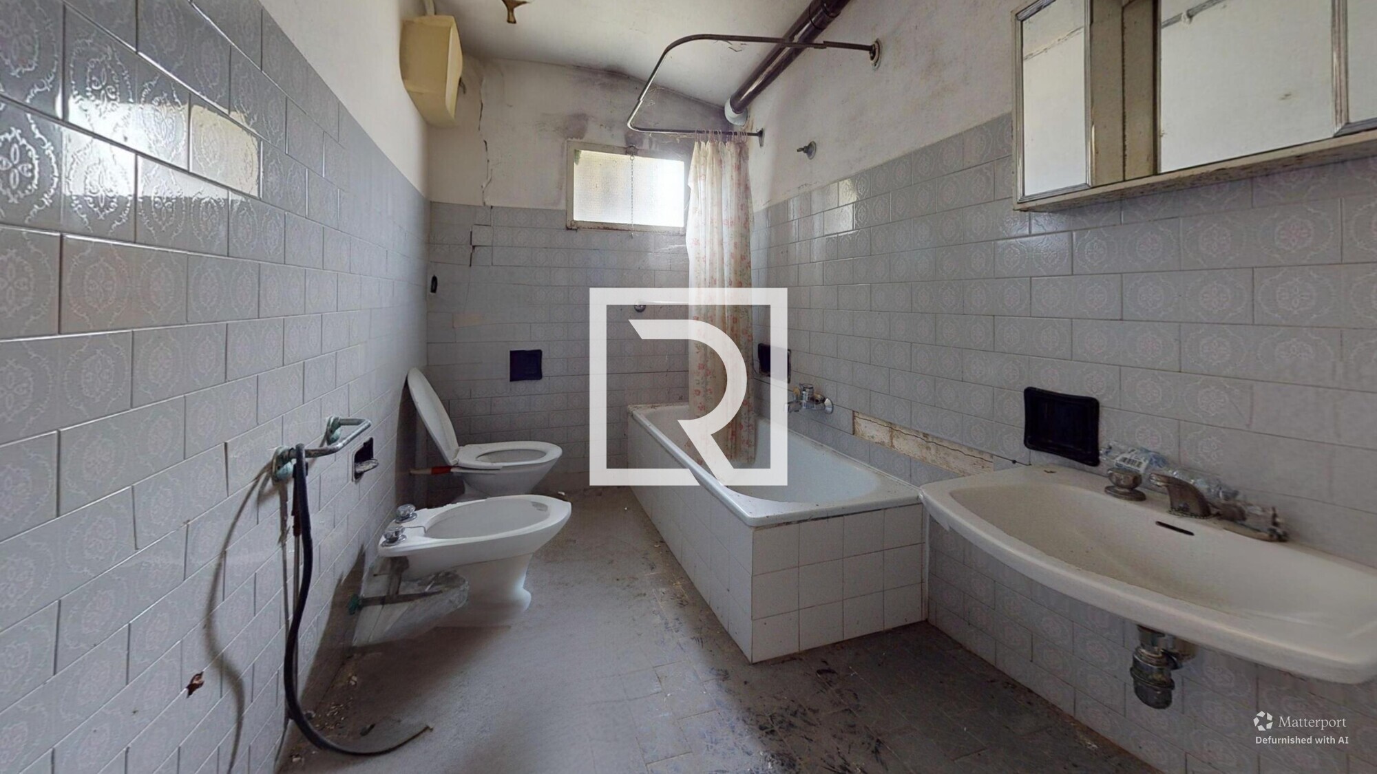 13-Via-Santa-Caterina-San-Pancrazio-Bathroom-Defurnished