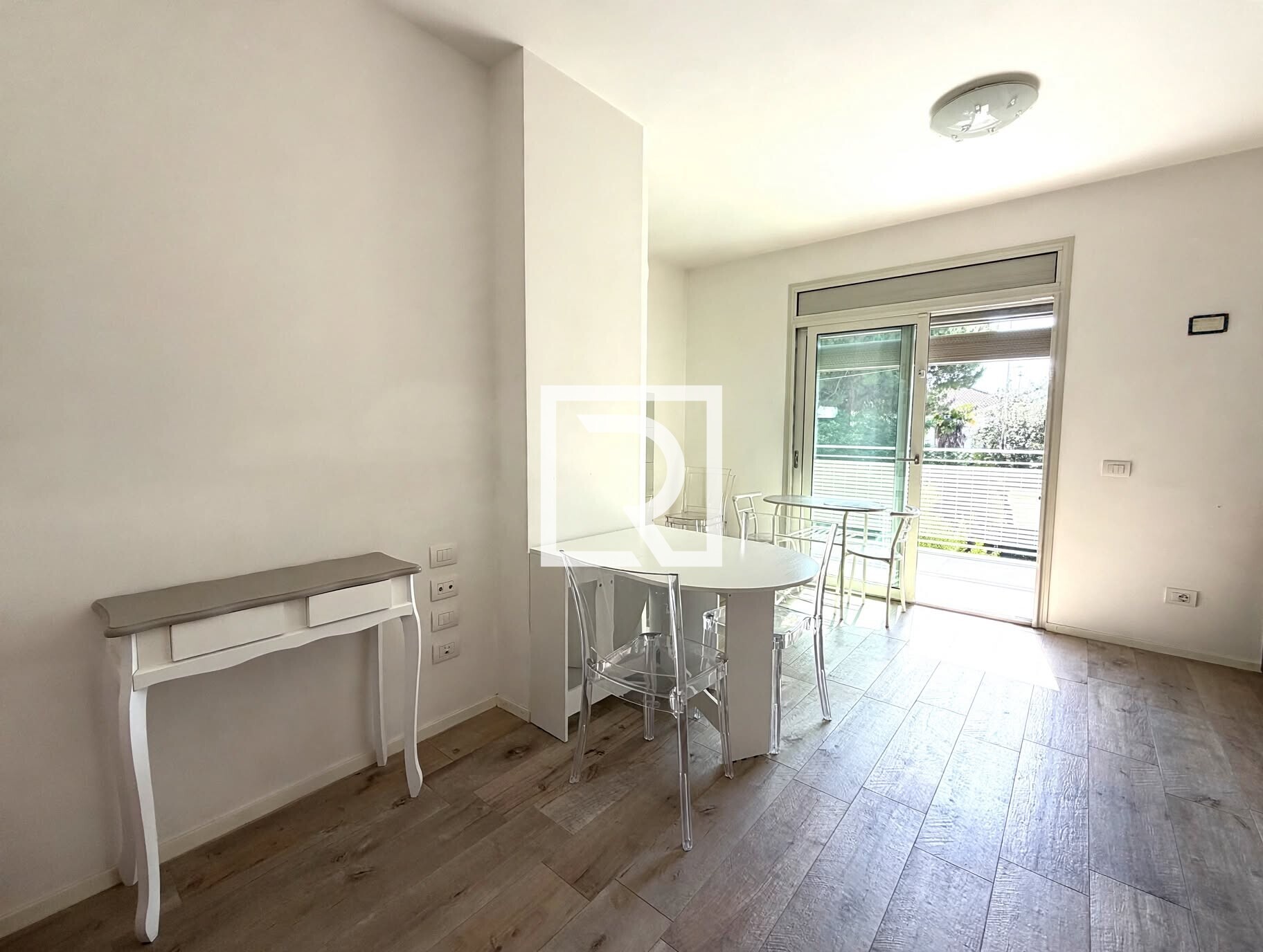 minimalist_dining_room