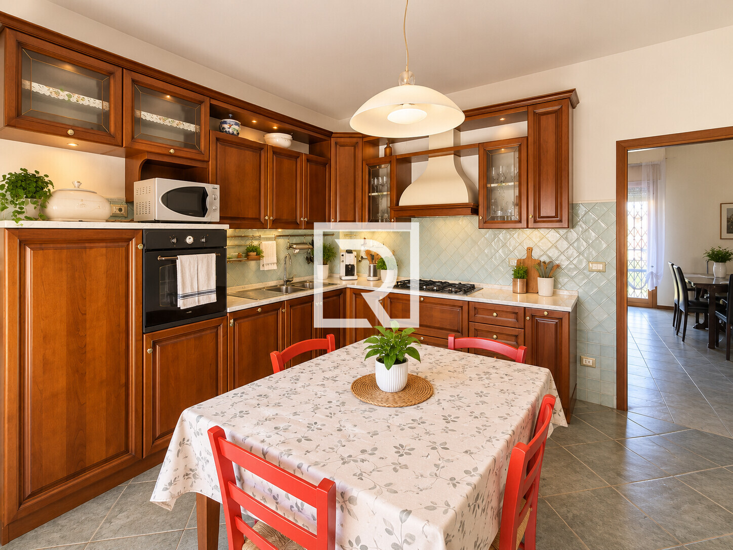Cucina tradizionale luminosa e accogliente