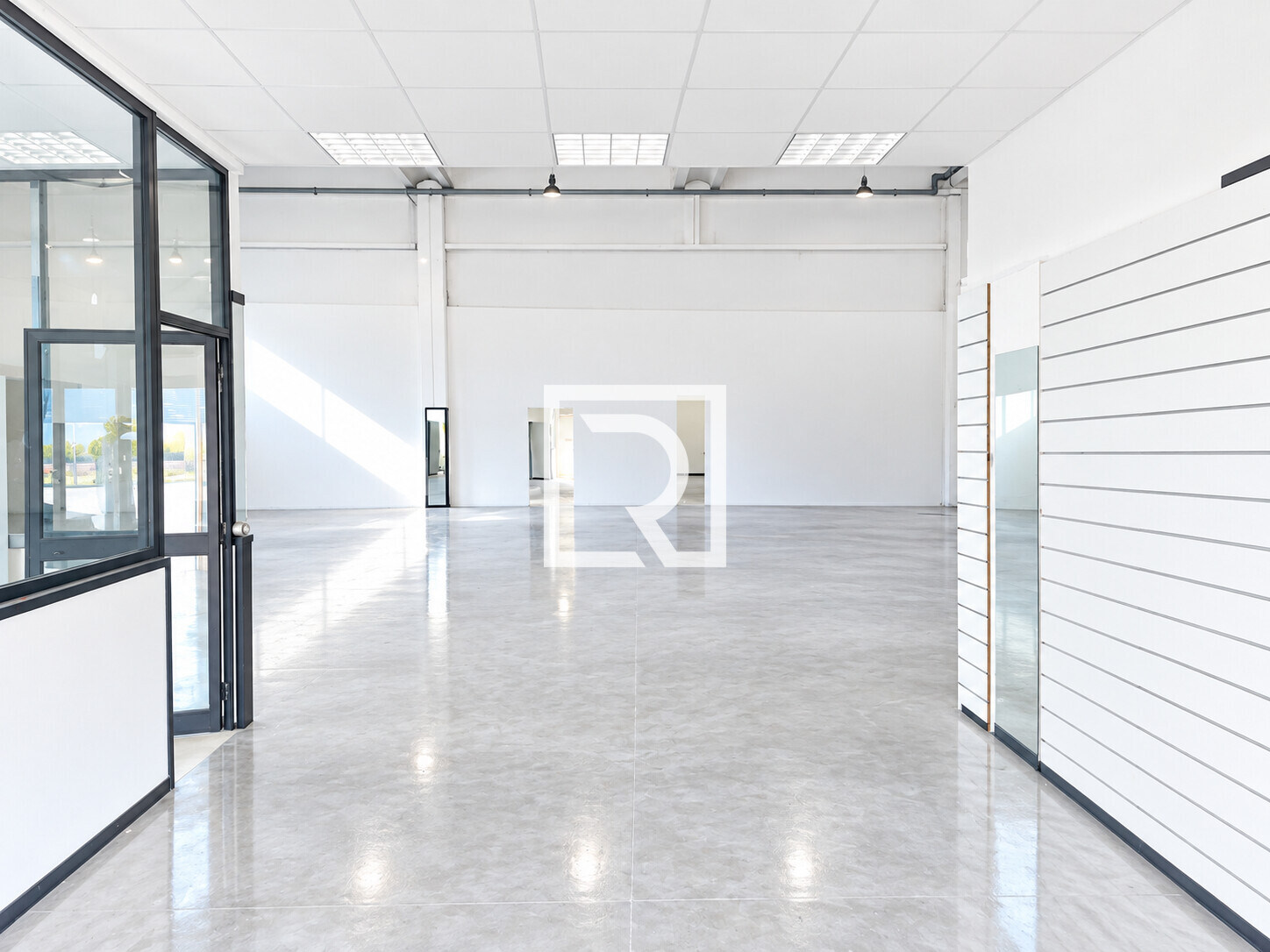 Interno commerciale moderno e luminoso