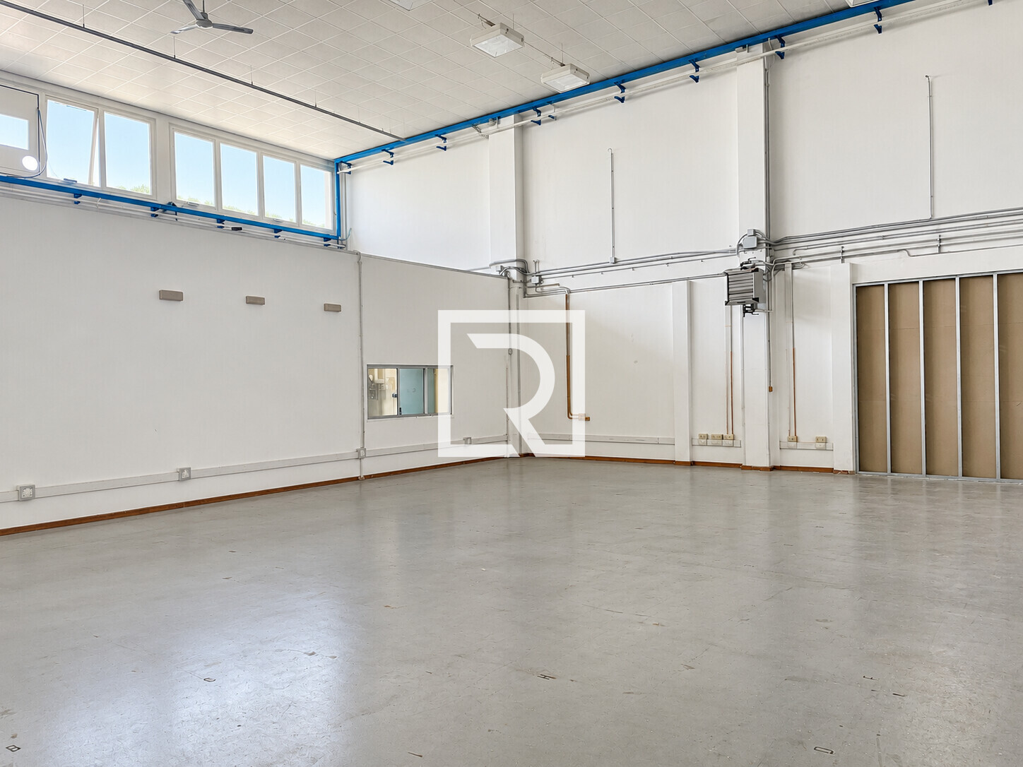 Interno di magazzino luminoso e ripulito
