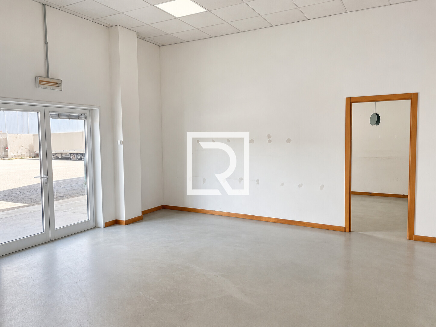 Interno luminoso con porte vetrate