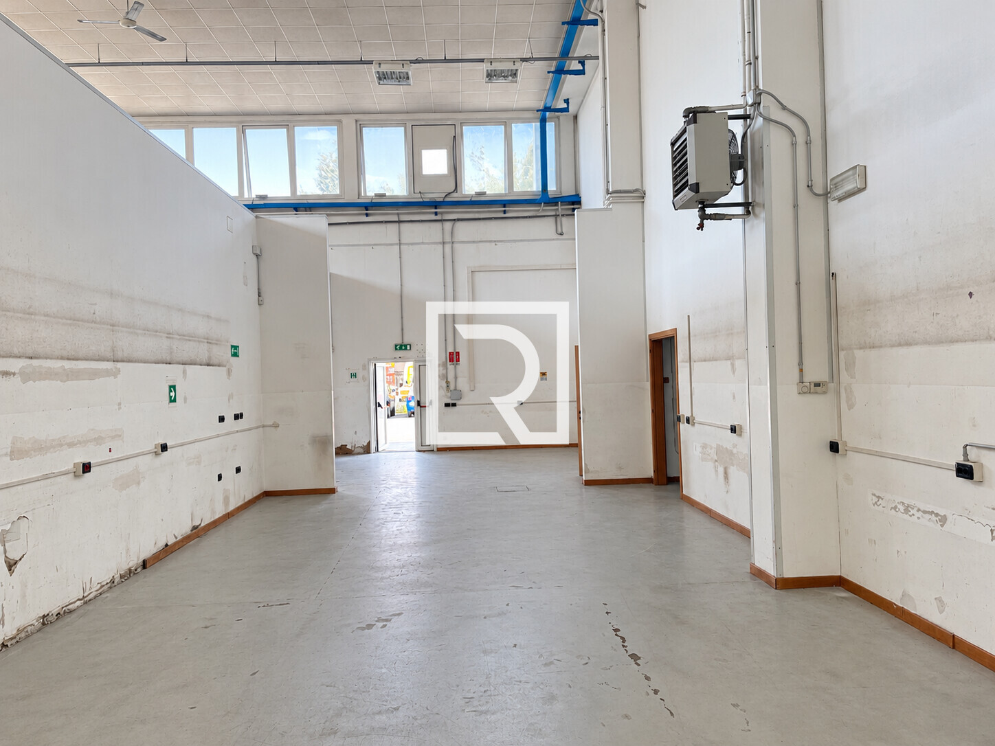 Interno di magazzino con luce naturale-1 (1)