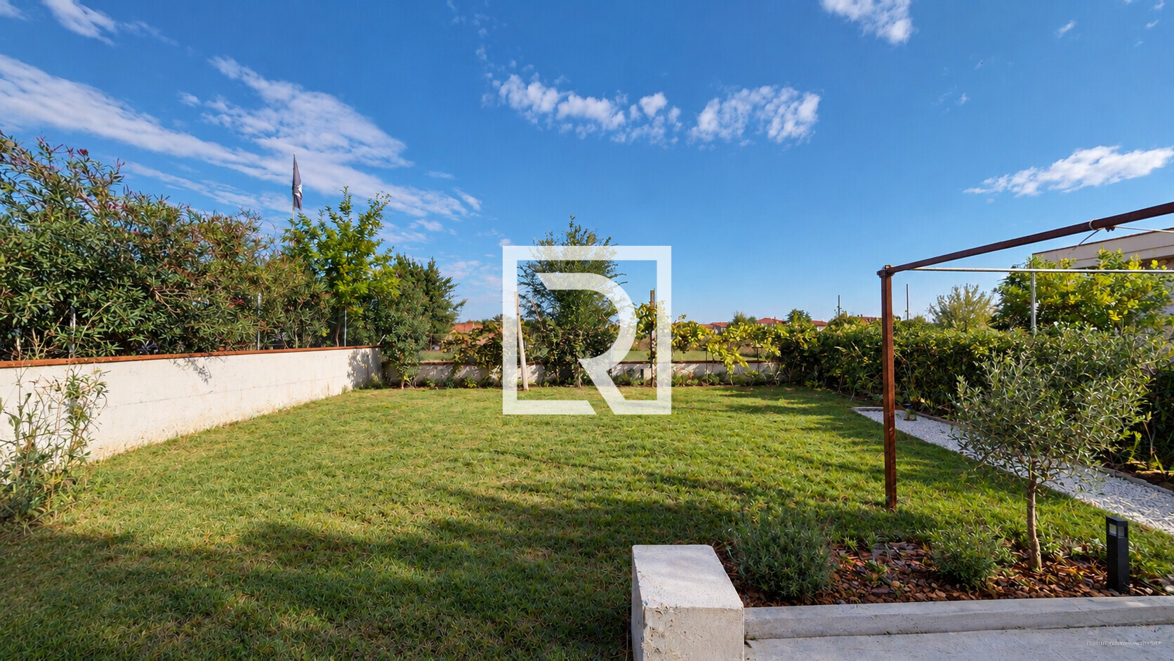 Giardino rinnovato sotto il cielo blu