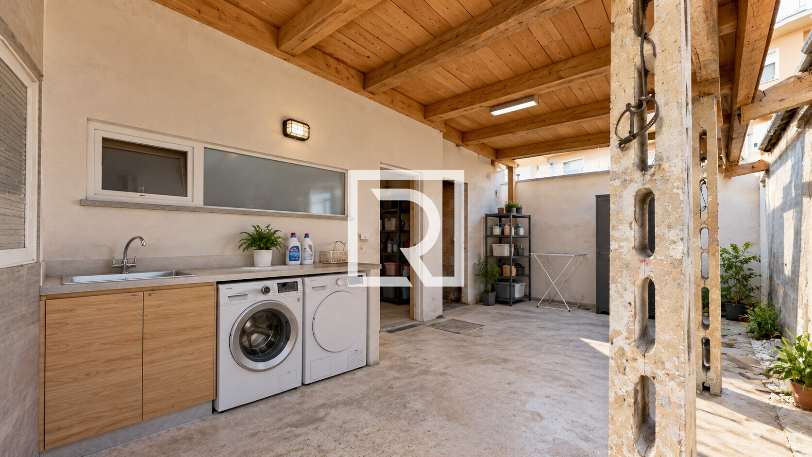 Lavanderia rustica sotto tetto in legno