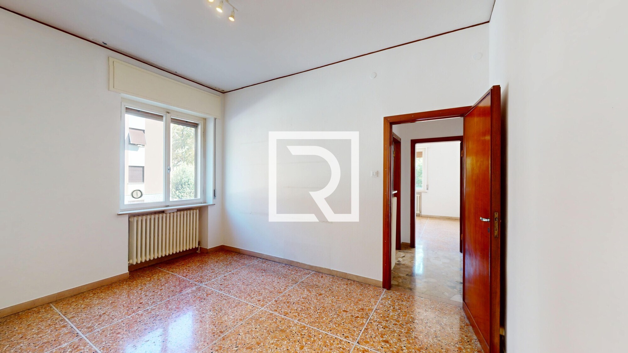 CAMERA DA LETTO-DI-AMPIE-METRATURE-IN-PALAZZINA-RISTRUTTURATA-09302026_191105