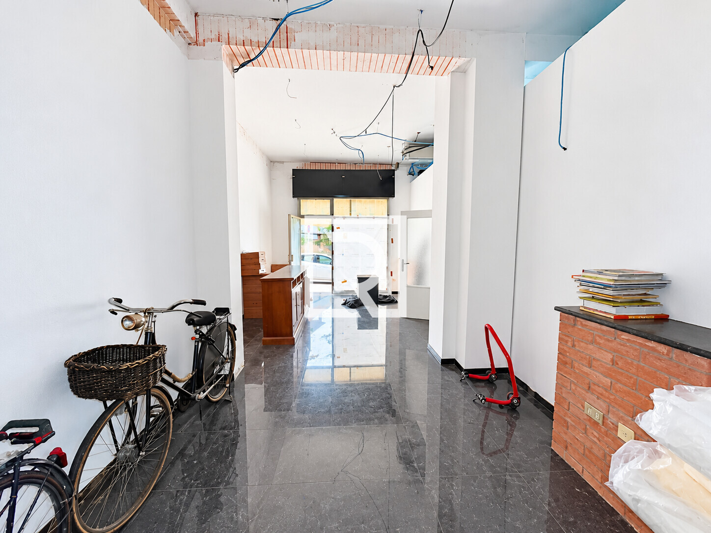 Interno in ristrutturazione con biciclette e vetrina