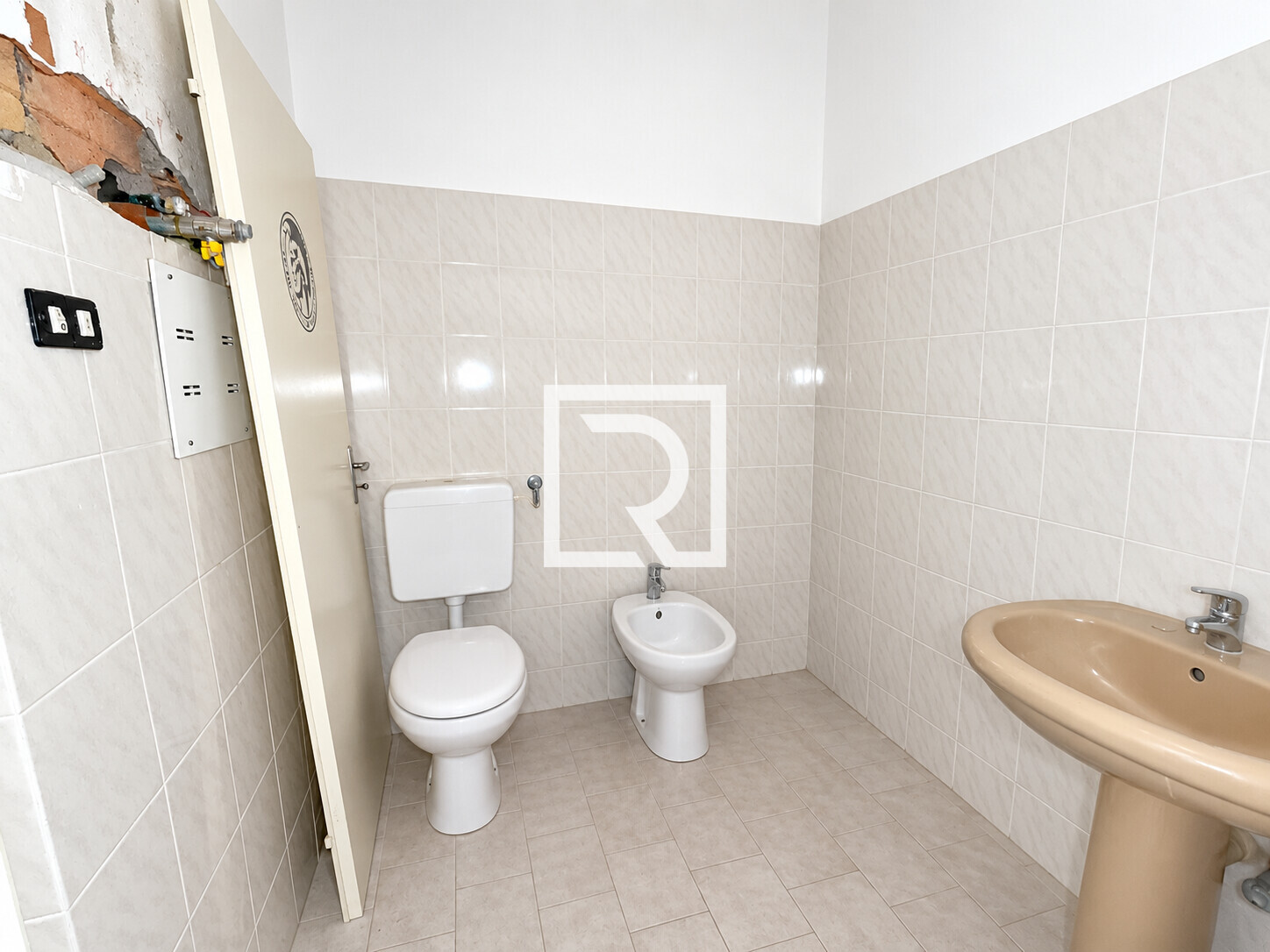 Bagno compatto pulito e luminoso