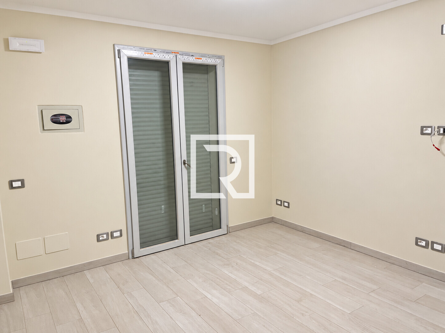 Interno immobiliare luminoso e ordinato-13