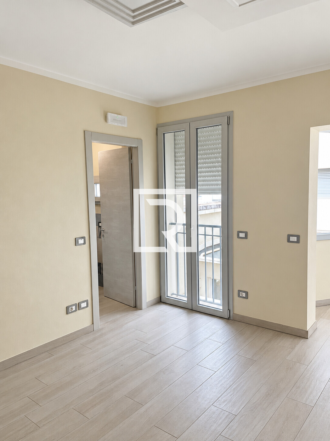 Interno immobiliare luminoso e naturale-5