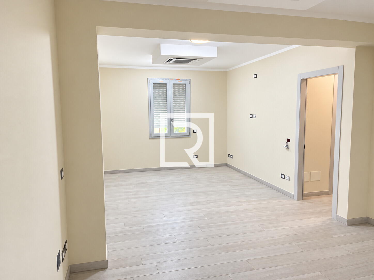 Interno immobiliare luminoso e ordinato-9