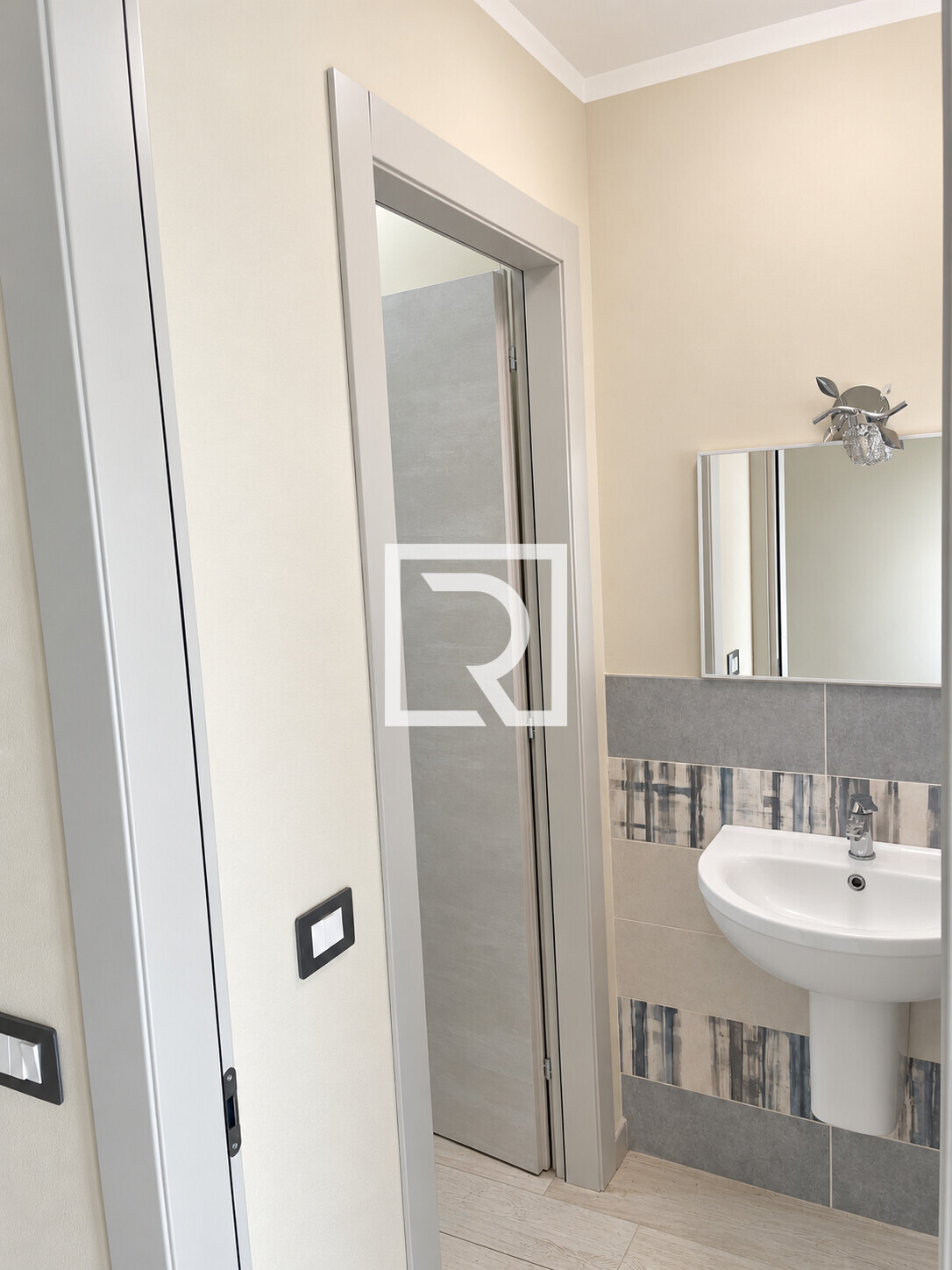 Bagno luminoso dai toni beige e grigi-7