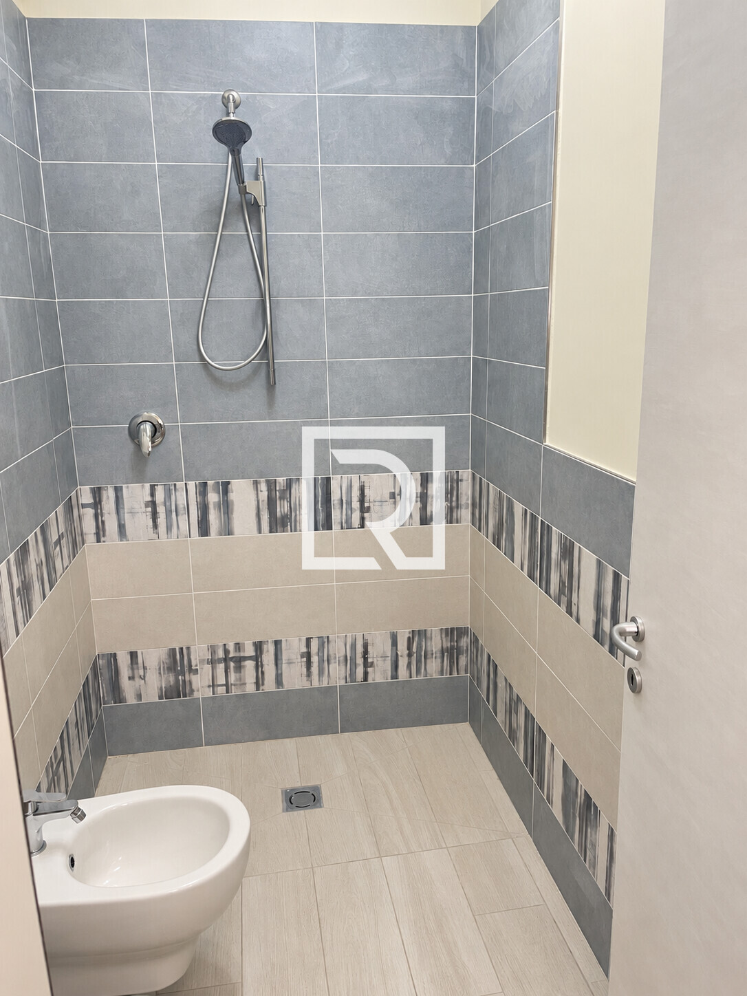 Bagno luminoso e ordinato-6