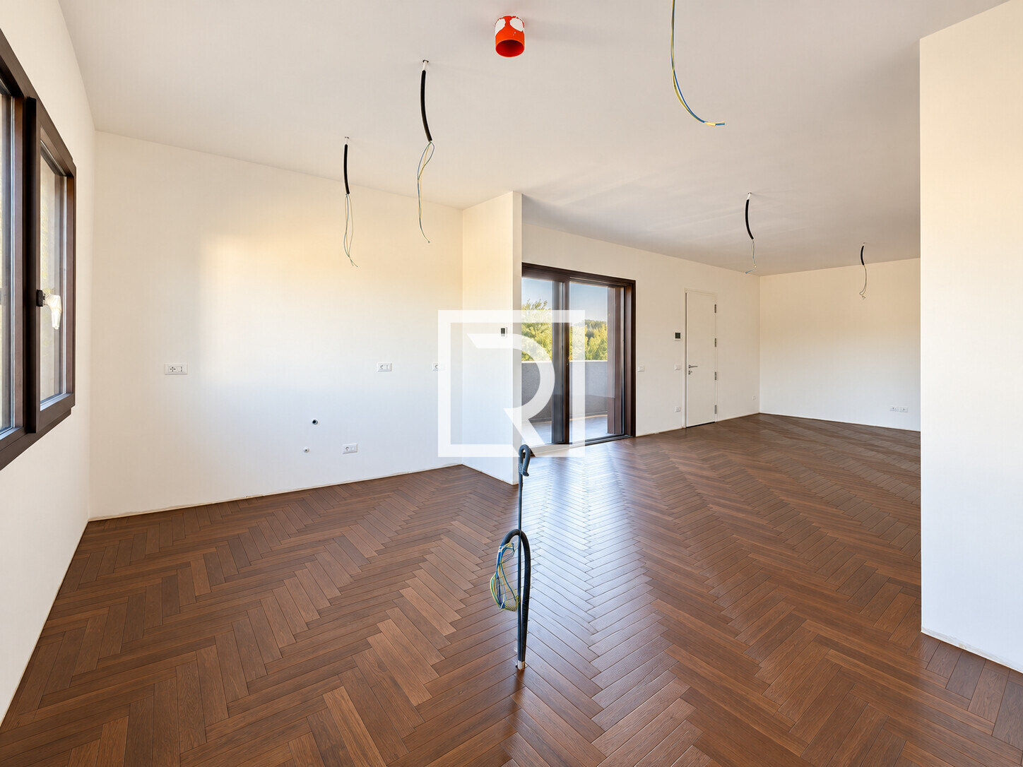 Interno moderno in ristrutturazione con parquet a spina di pesce