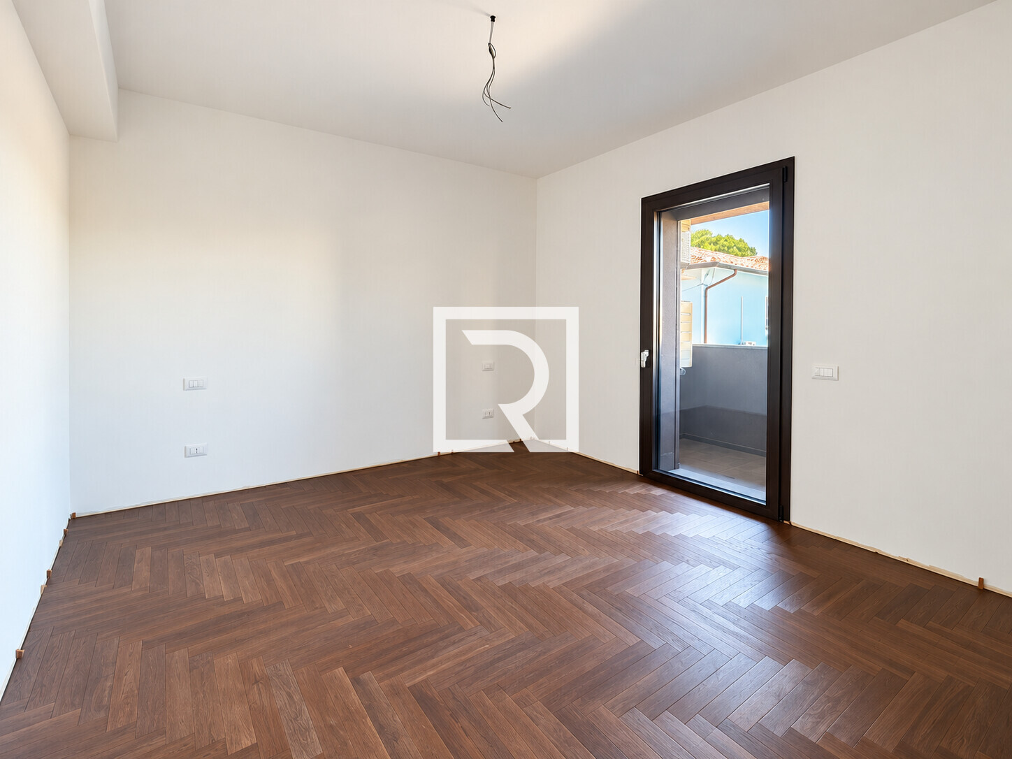 Interno vuoto con parquet a spina di pesce