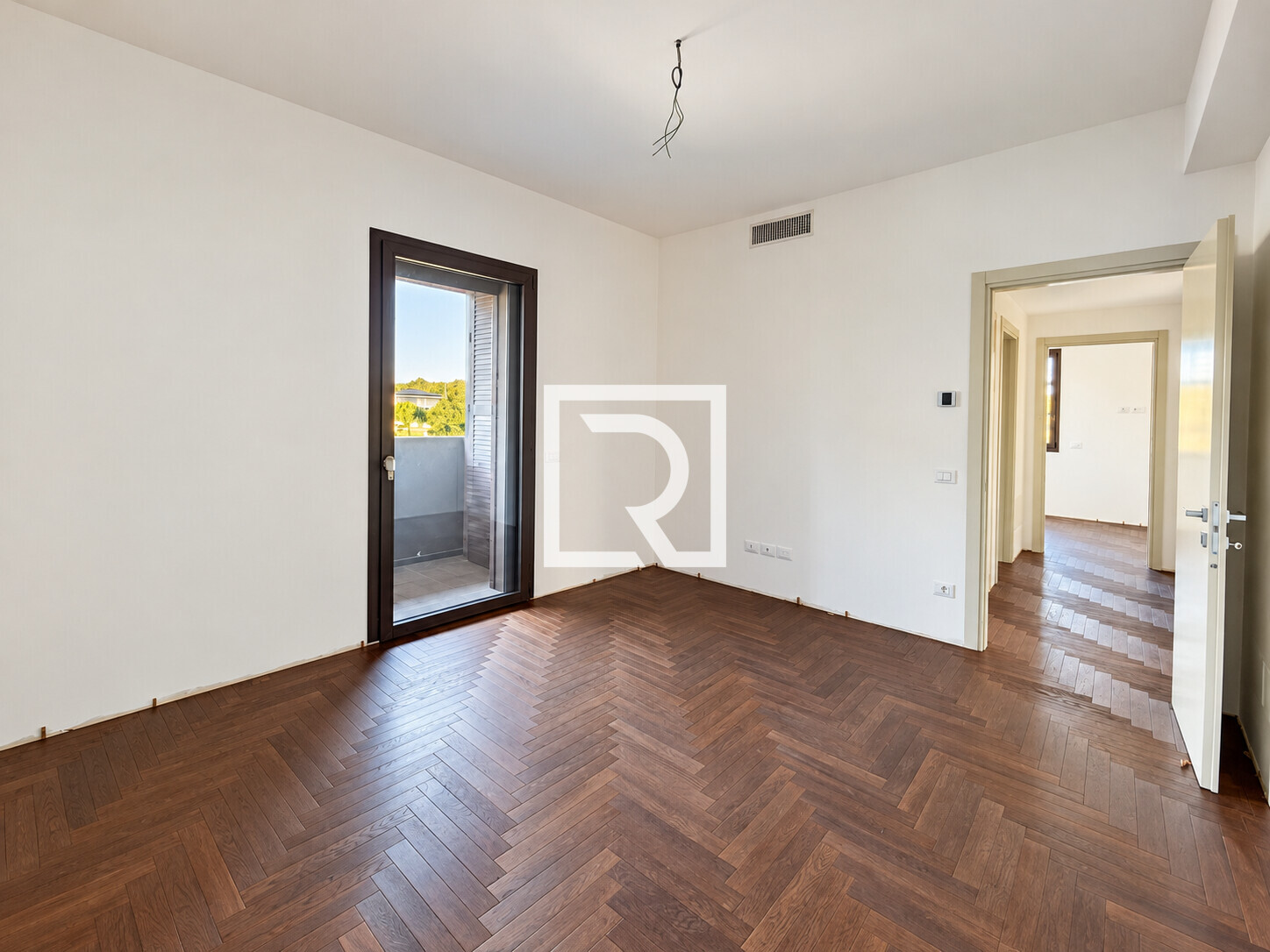 Interno moderno con parquet a spina di pesce