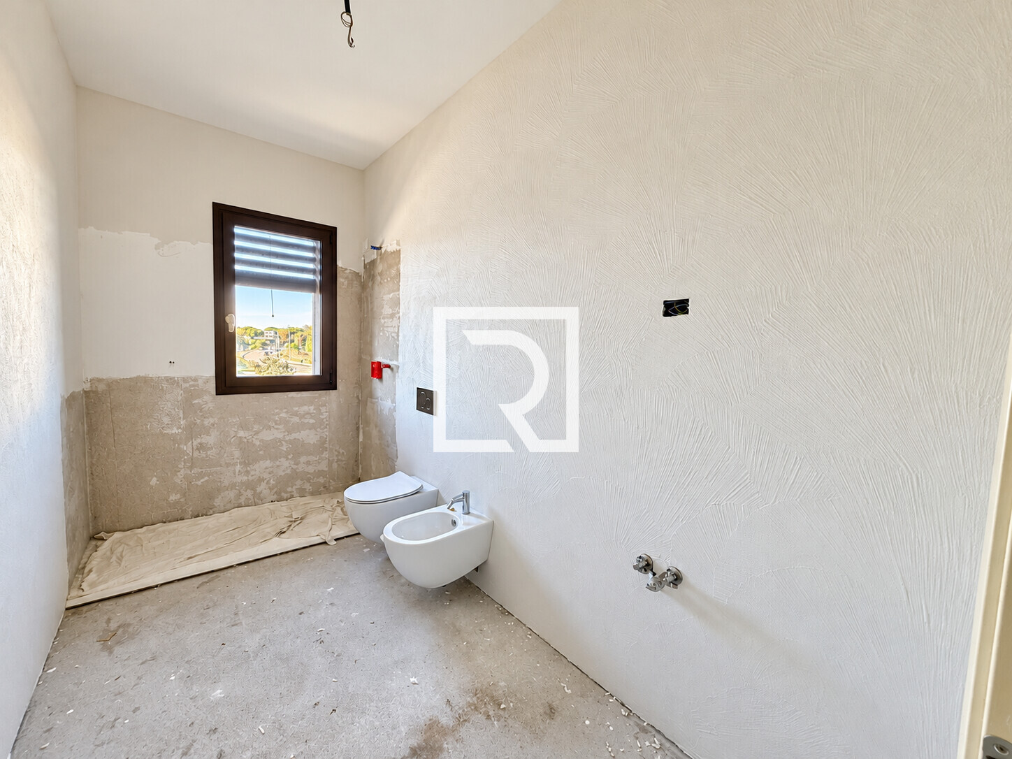 Bagno in ristrutturazione con sanitari sospesi