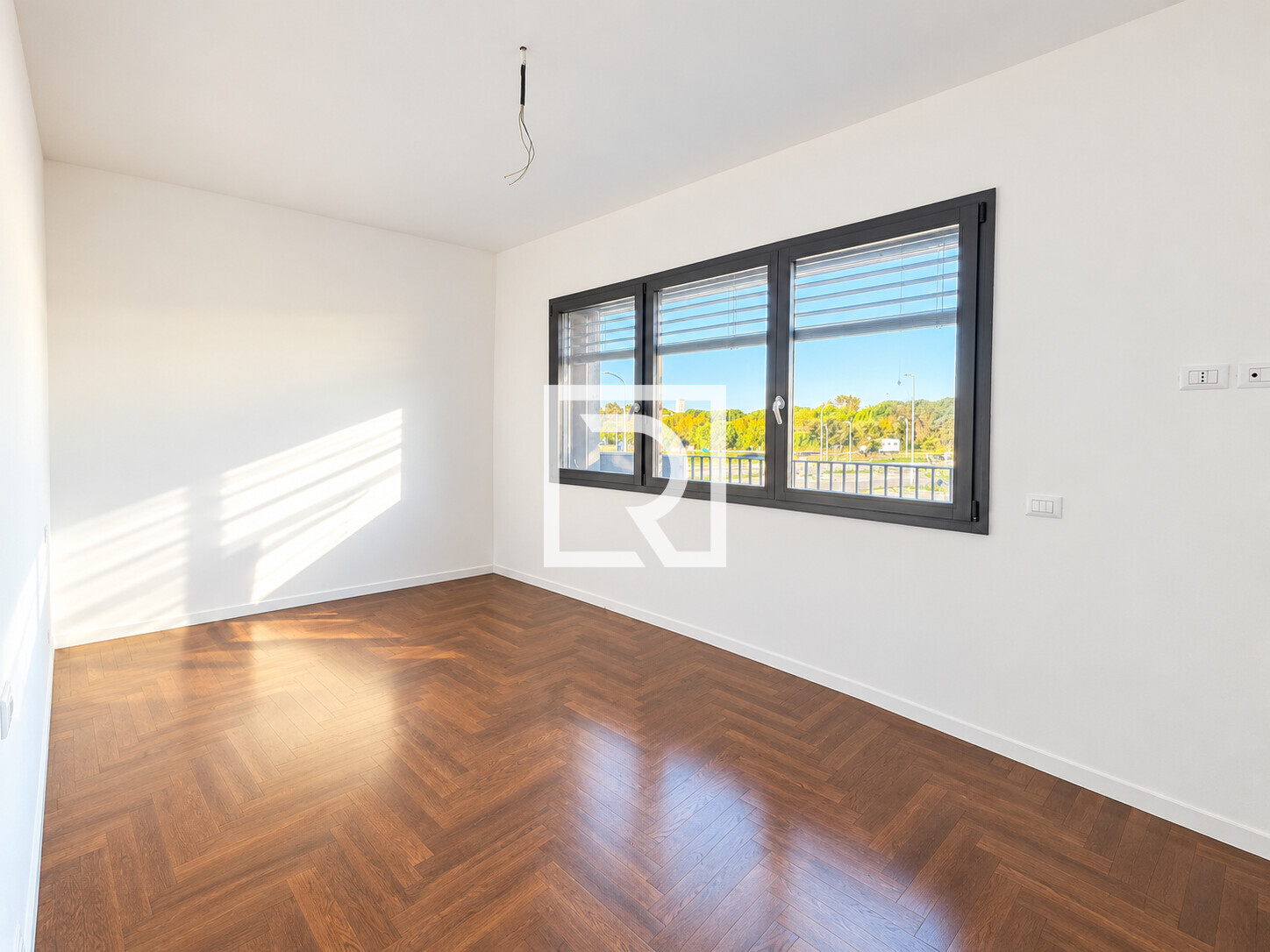 Interno Luminoso con Finestra Panoramica