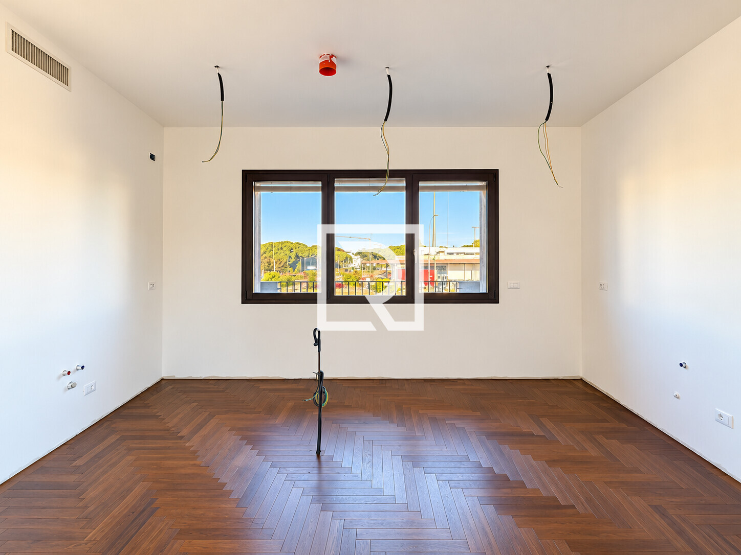 Stanza in ristrutturazione con parquet a spina di pesce