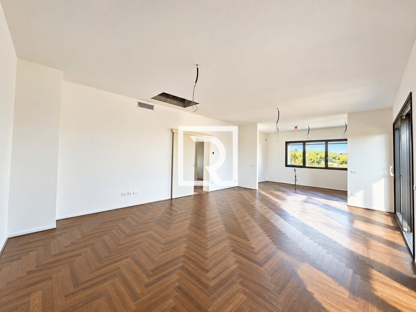 Interno moderno con parquet a spina di pesce (1)