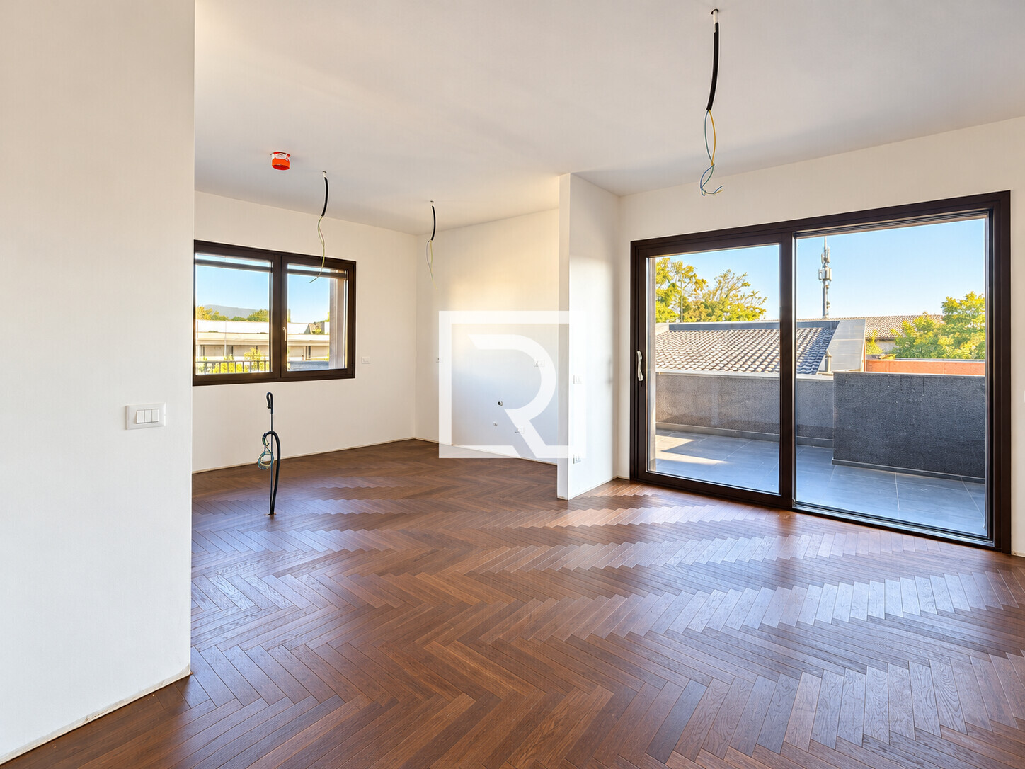 Interno moderno con parquet e terrazza