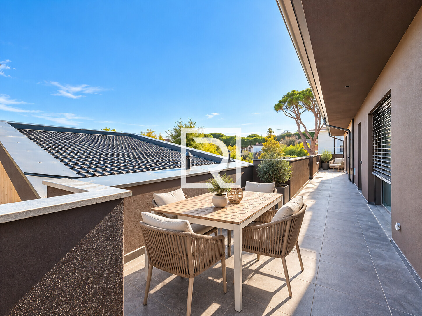 Terrazza moderna immersa nel sole