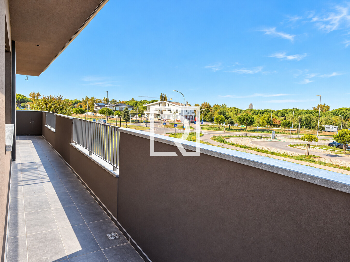 Balcone moderno sul quartiere soleggiato