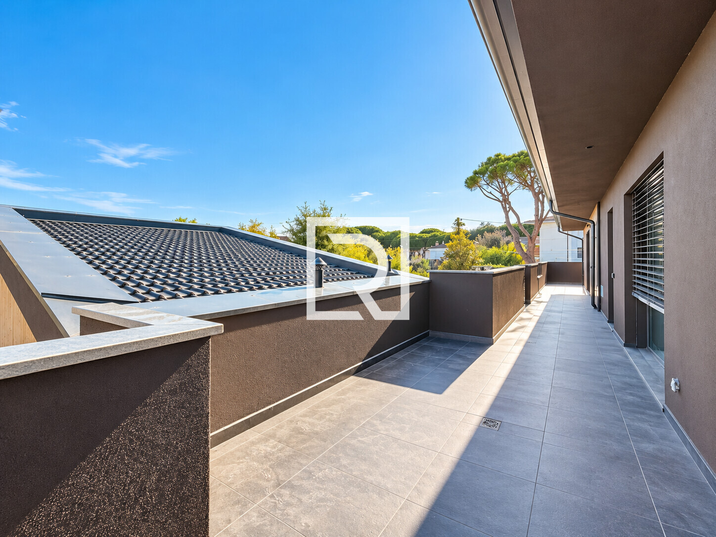 Terrazza moderna sotto il cielo limpido