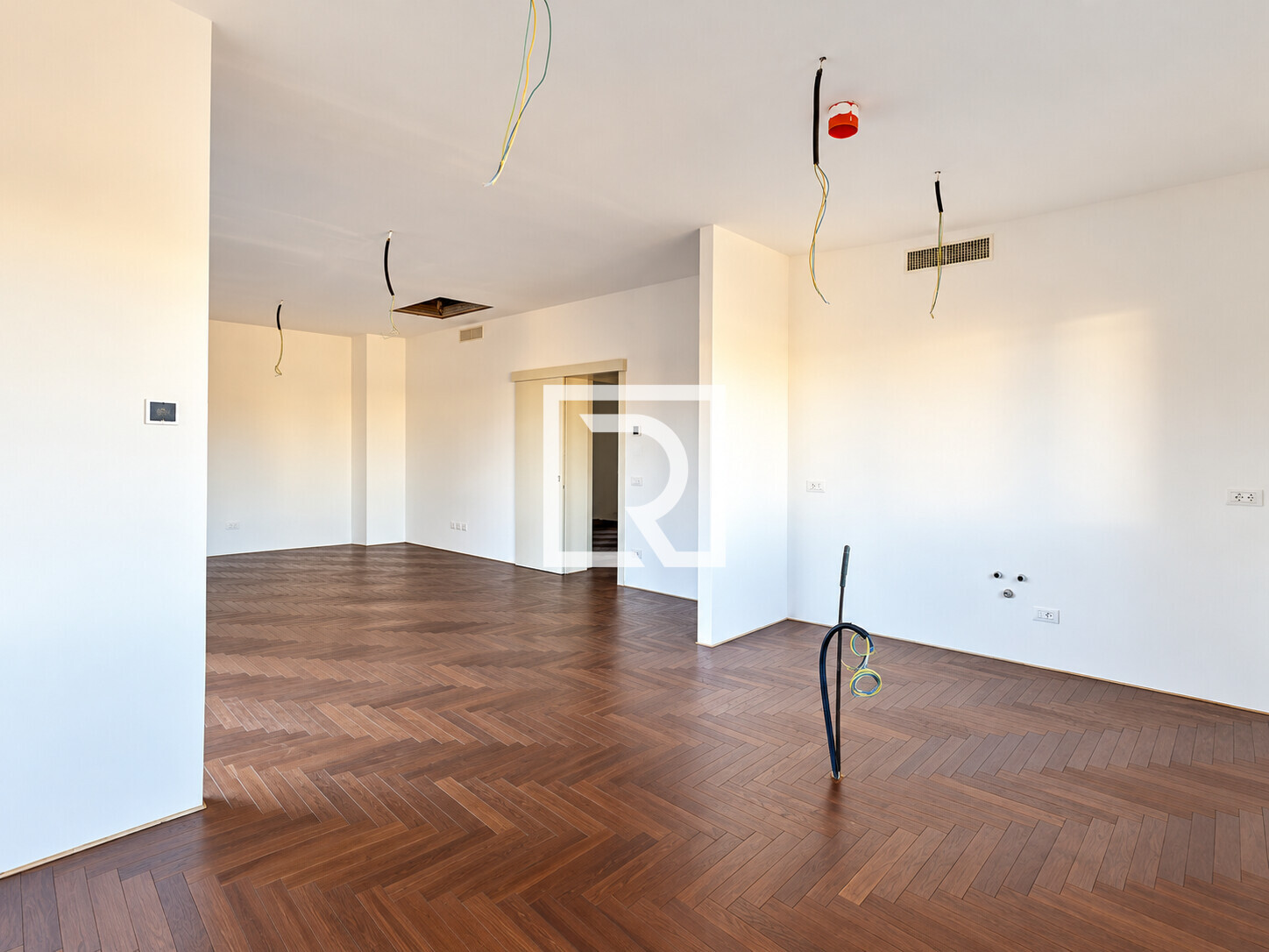 Interno moderno in ristrutturazione con parquet a spina di pesce (1)