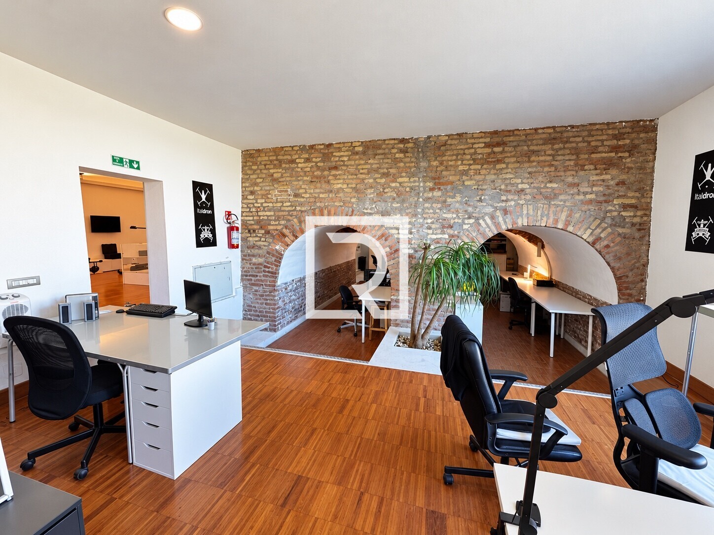Uffici con archi in laterizio