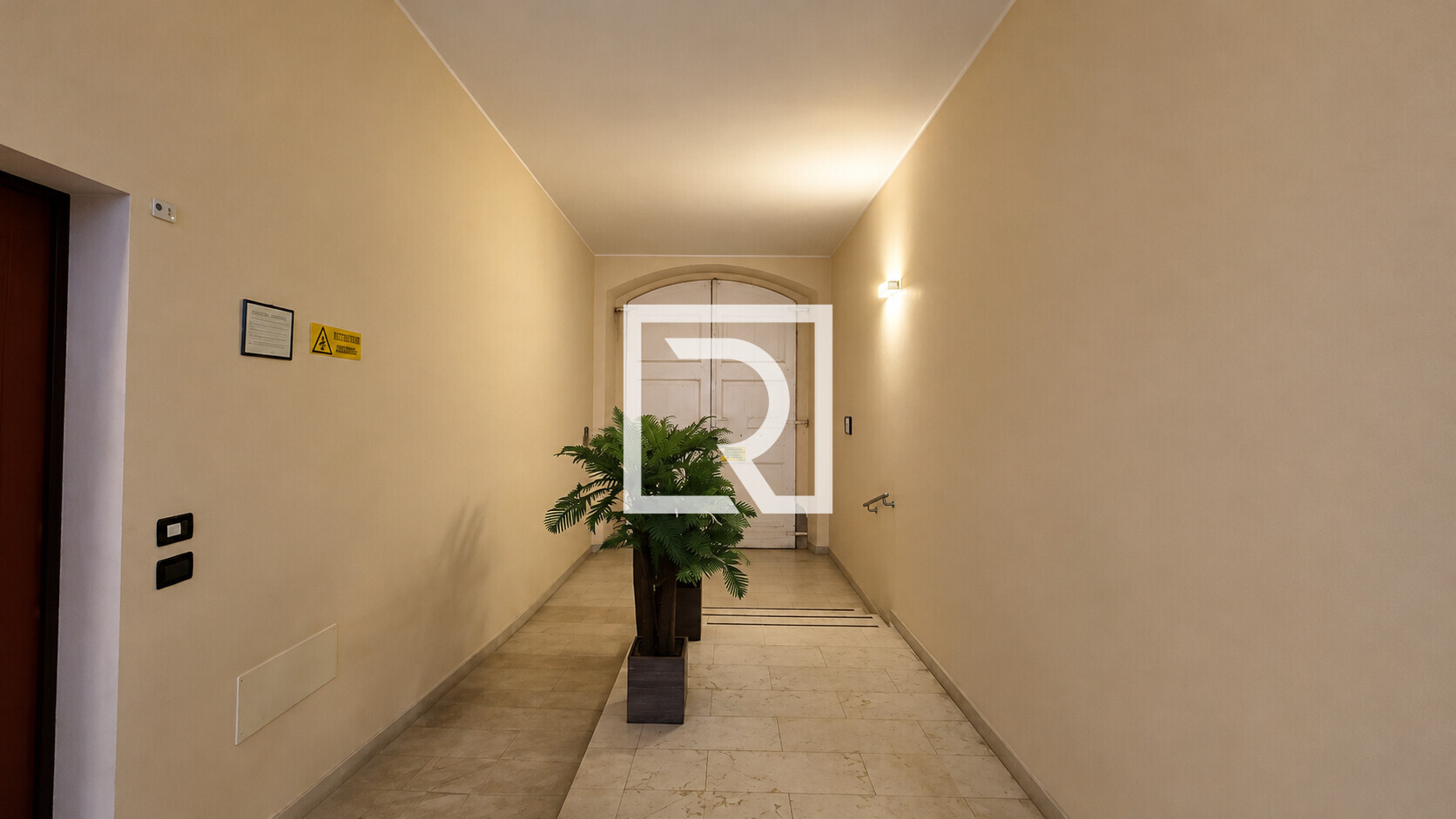 Corridoio con felce e porta ad arco