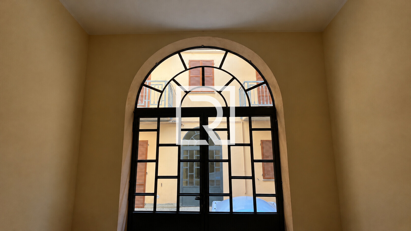 Interno minimalista con finestra ad arco