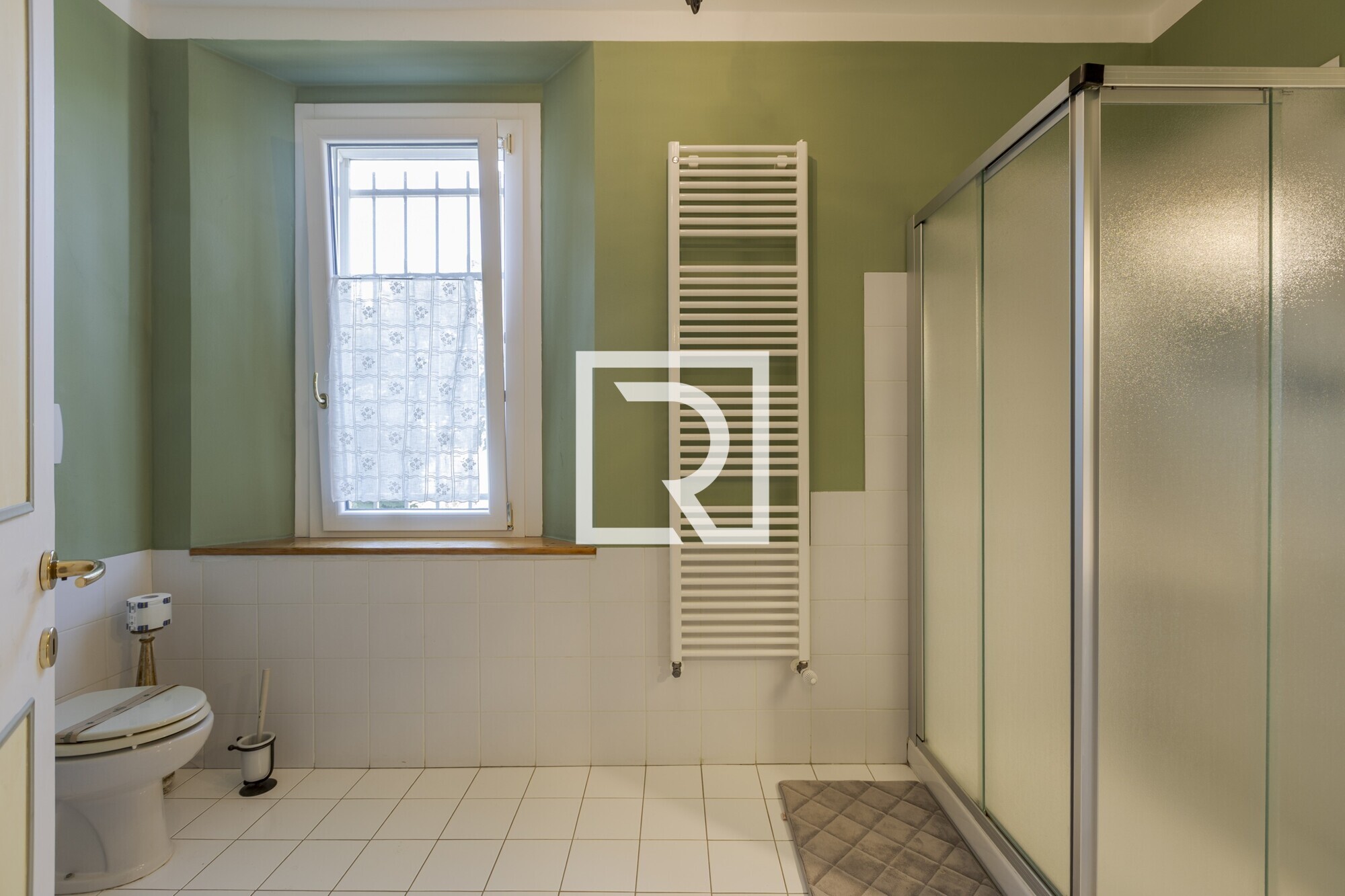 Bagno verde verso la finestra