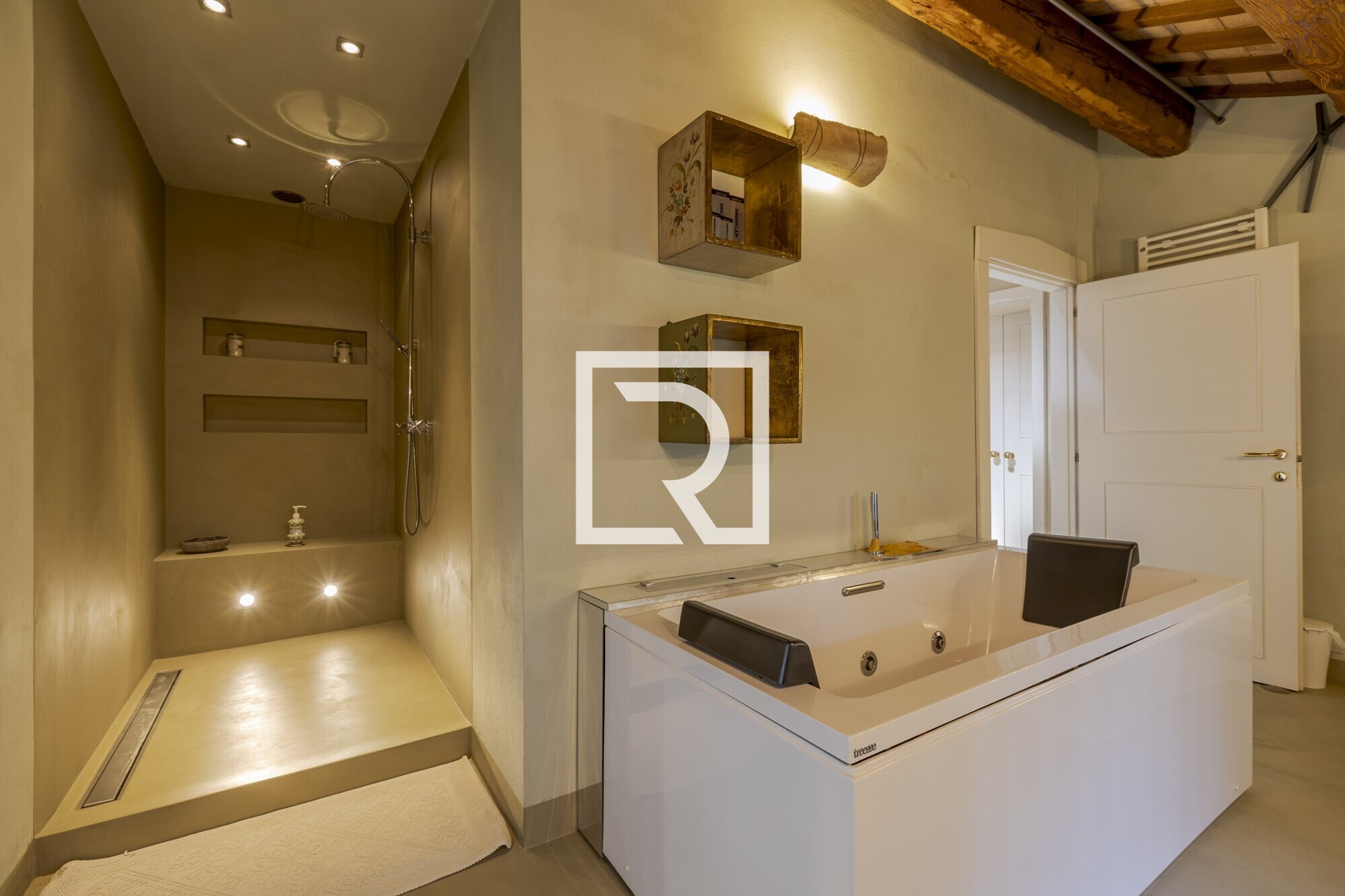 Bagno con vasca verso la doccia