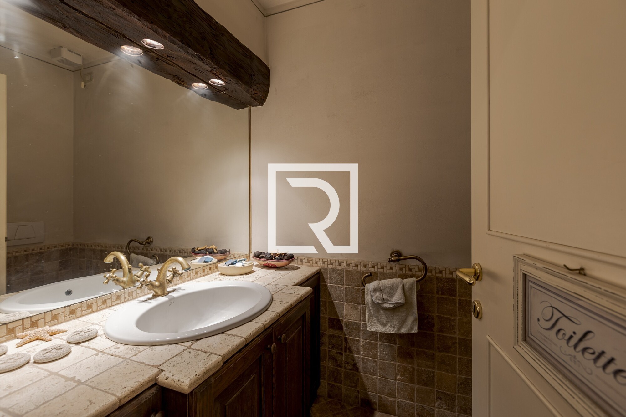 Bagno con doppio lavabo