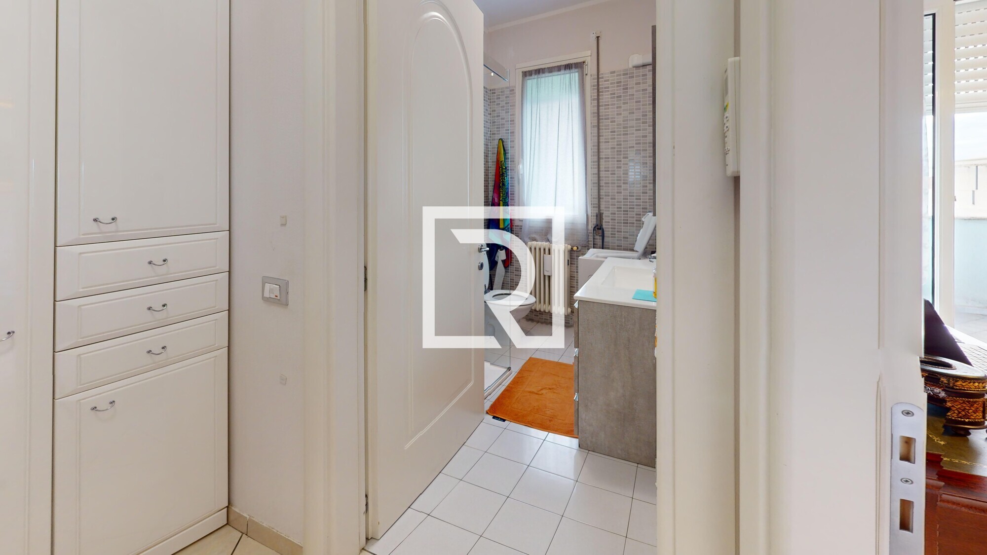 Marco-Polo-20-Q-Bathroom 1