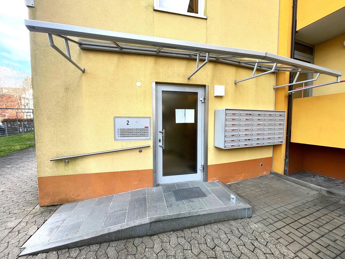 Eingangsbereich und Briefkastenanlage