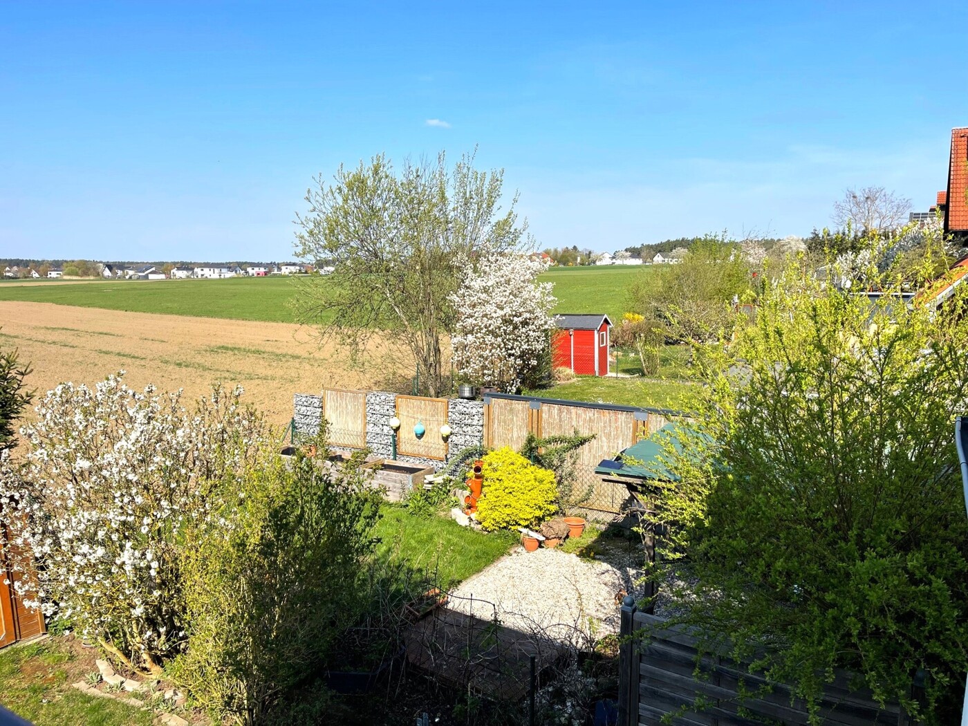 Blick vom Balkon auf den Gartenanteil
