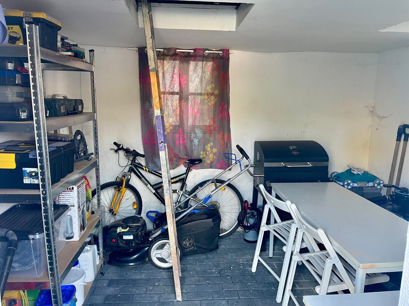 Abstellraum hinter der Garage