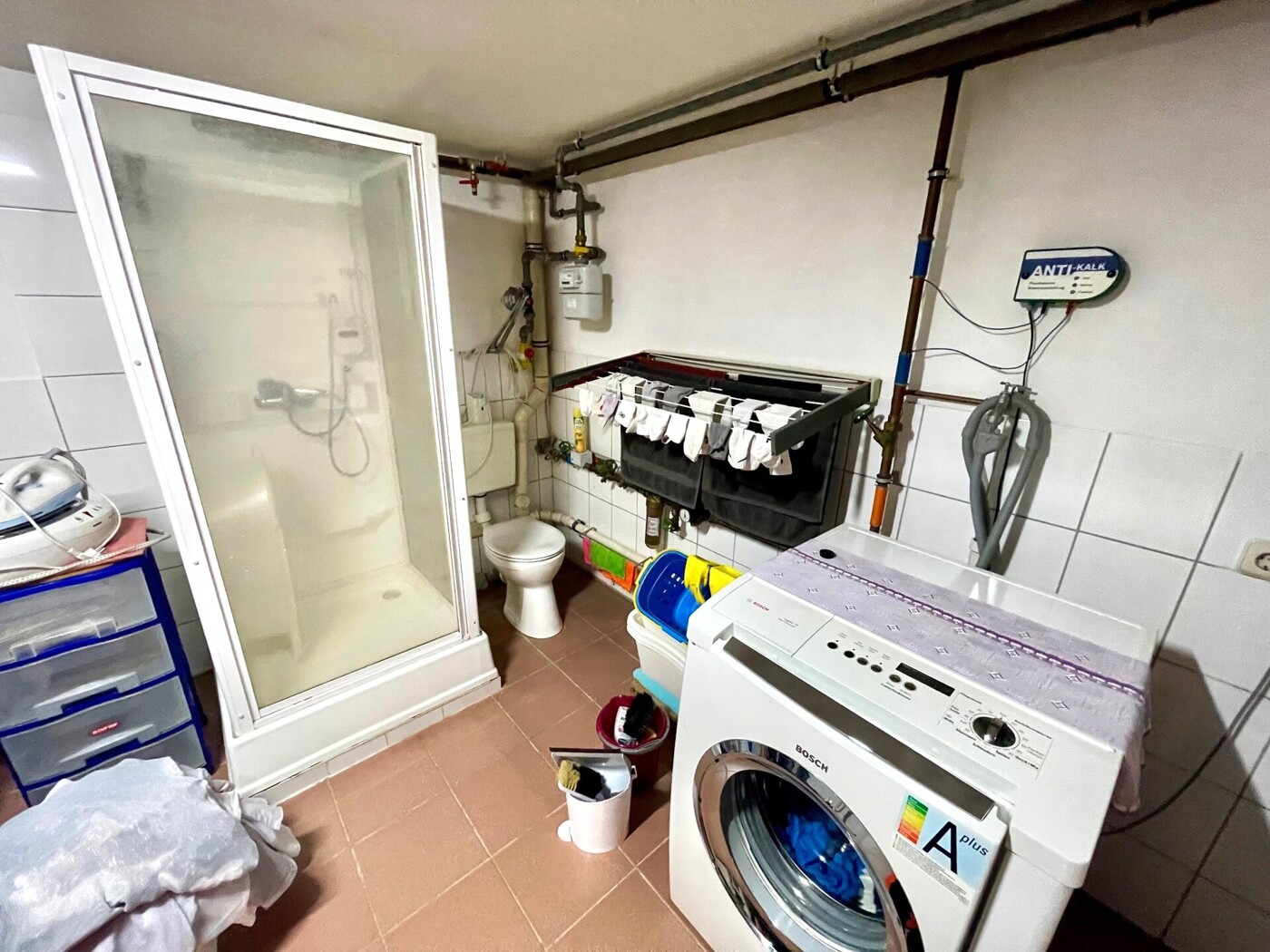 Dusche und WC im Keller