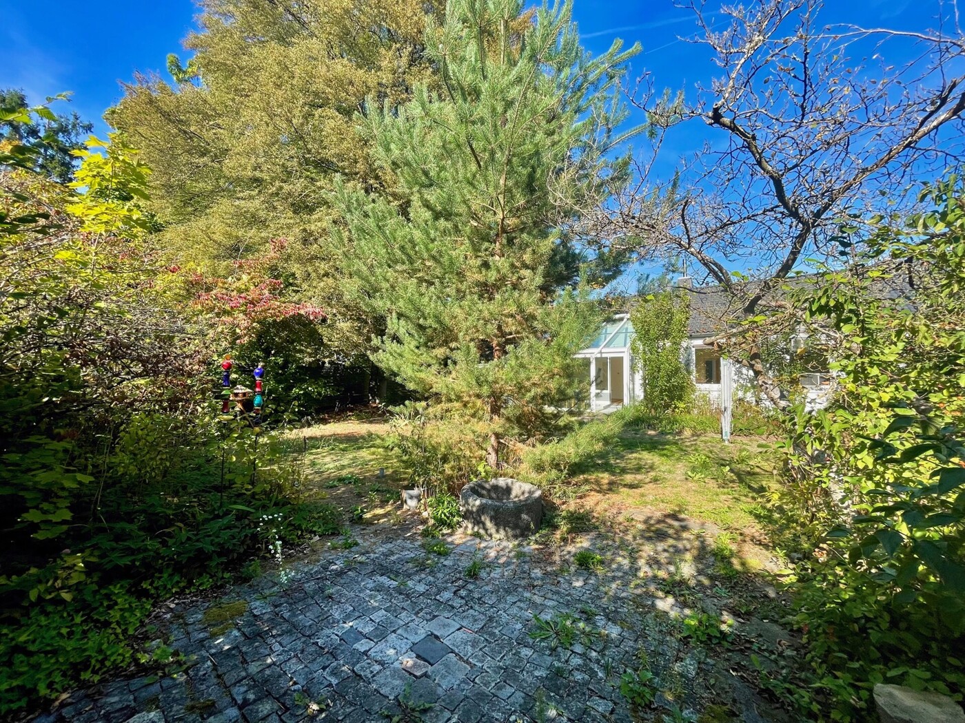 Zweite Terrasse im hinteren Bereich des Gartens