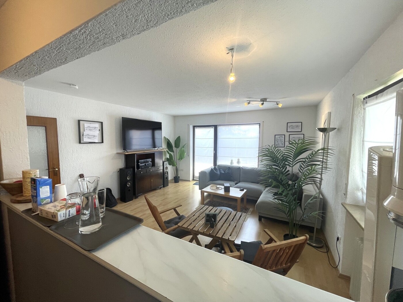 Blick von der Küche ins Wohnzimmer